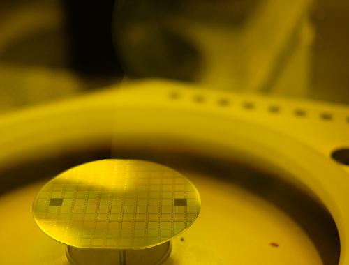 Oblea procesada en un equipo de fotolitografía en la Sala Blanca de Micro y Nanofabricación