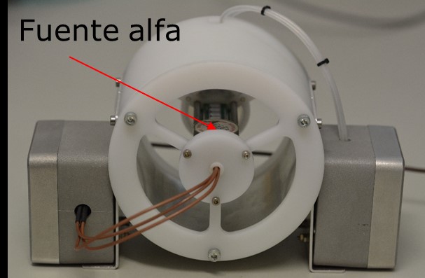 Imagen del prototipo CARE con la fuente alfa de calibración usada para las pruebas realizadas en el IMB-CNM.