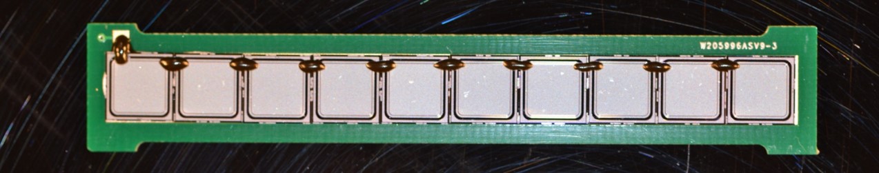 Placa de circuito impreso con 10 sensores de silicio, conectados en serie, para la fabricación del detector CARE.