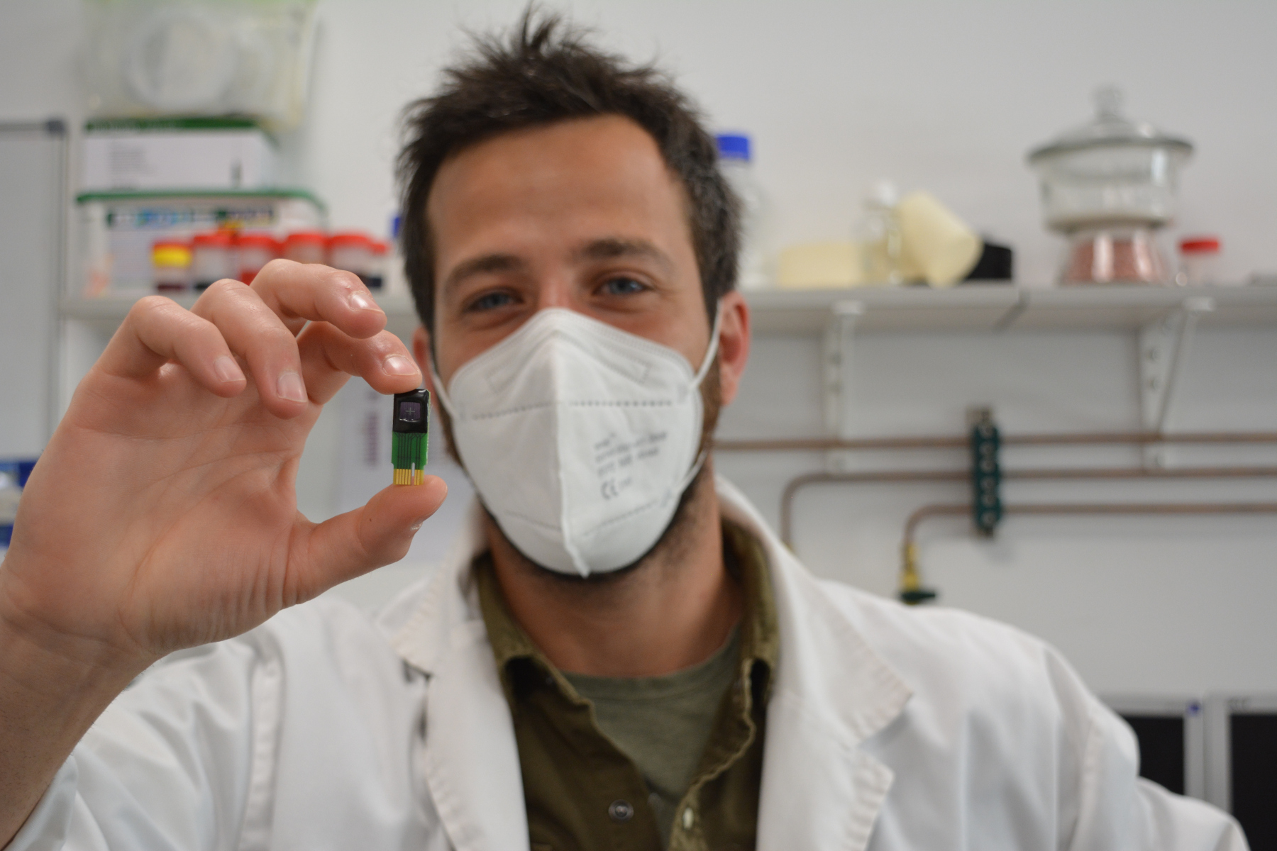 Albert Alcacer, IMB-CNM engineer, showing the developed sensor. | IMB-CNM-CSIC.