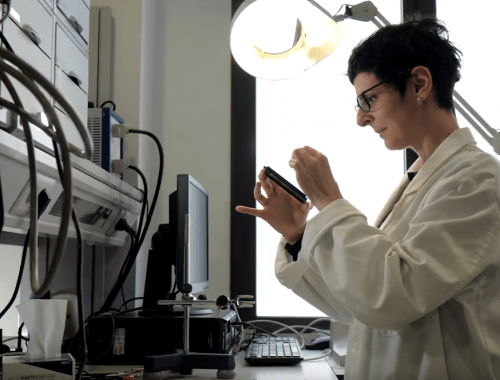 Daniela Bassignana working on a SolarMEMS chip