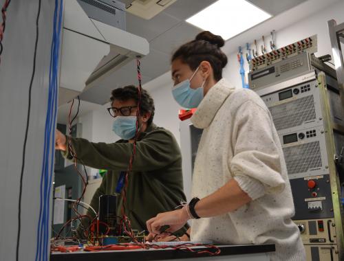Xavier Jordà y Mariana Raya en el Laboratorio de Dispositivos y Sistemas de Potencia. IMB-CNM.