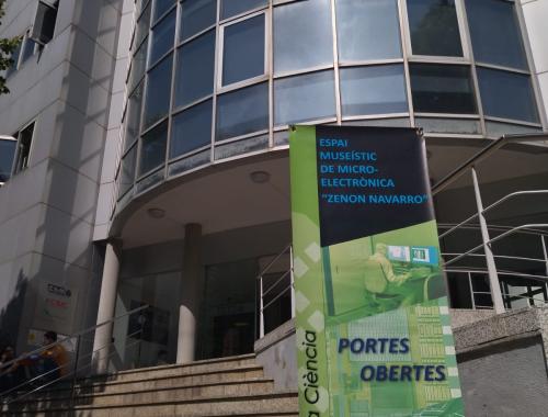 Cartell de Portes Obertes a l'entrada de l'institut