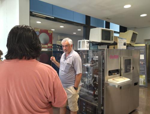 Jordi Sacristan fent la visita al Museu de Microelectrònica