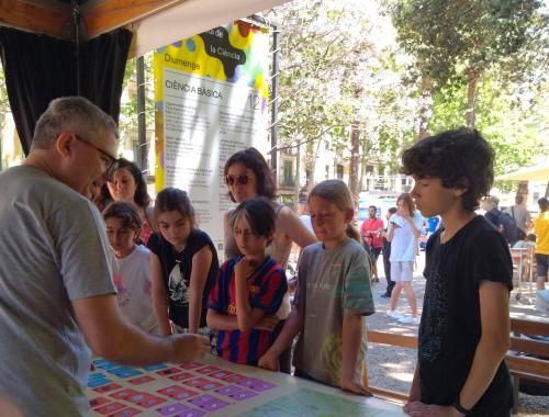 Joaquín Santander al taller "L'energia al palmell de la mà" amb nens i nenes a la Festa de la Ciència 2022