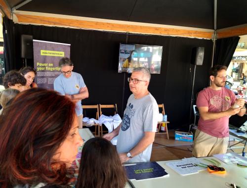 Luis Fonseca, Joaquín Santander i Íñigo Martín al taller "L'energia al palmell de la mà" amb nens i nenes a la Festa de la Ciència 2022