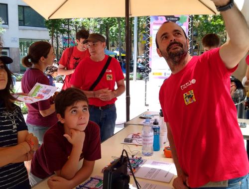 David Sánchez al taller "Viatja al fascinant món de la microelectrònica!" amb públic a la Festa de la Ciència 2022