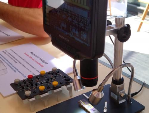 Microscopi electrònic amb xip augmentat al taller "Viatja al fascinant món de la microelectrònica!" a la Festa de la Ciència 2022