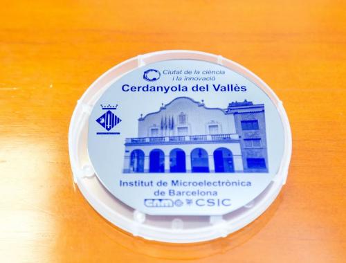 Oblea conmemorativa de la visita del equipo del alcalde de Cerdanyola al IMB-CNM