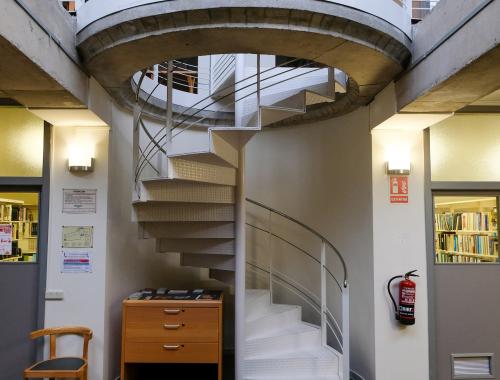 Escaleras de la biblioteca del IMB-CNM