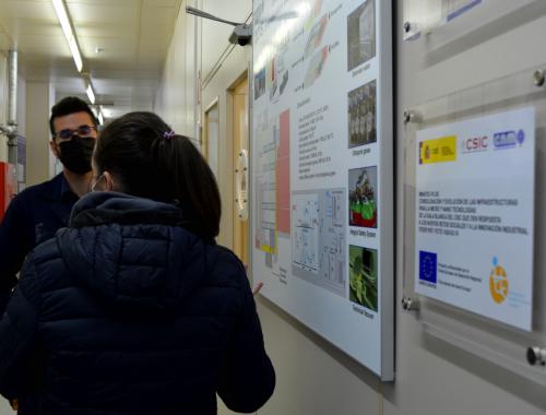 Visita de público general dentro del pasillo de sala blanca