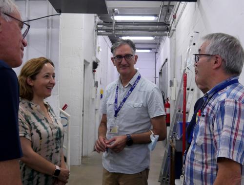 Visita de Eloísa del Pino en las instalaciones de servicios de Sala Blanca, acompañada de Luis Fonseca y el equipo de mantenimiento