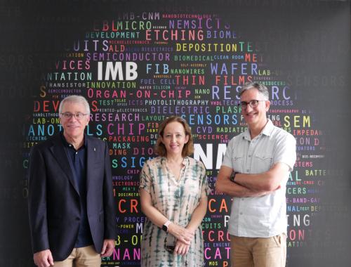 Carlos Closa, Eloísa del Pino y Luis Fonseca en la entrada del IMB-CNM