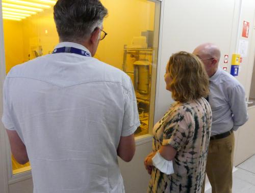 Visita de presidenta Eloísa del Pino a Sala Blanca, área de Fotolitografía, junto a Luis Fonseca y Luis Calvo