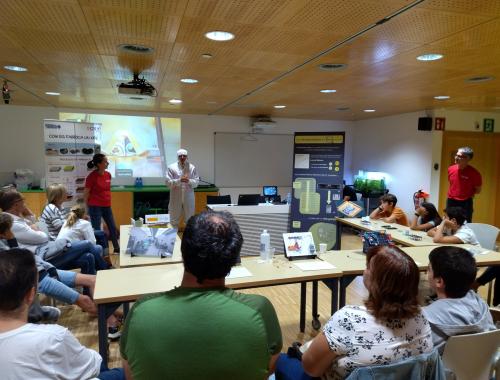 Llibertat Abad y Miguel Zabala vistiéndose de sala blanca en el taller en el CosmoCaixa