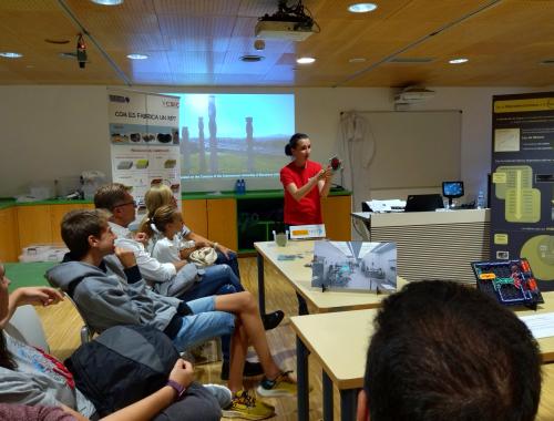 Llibertat Abad con una oblea en el taller en el CosmoCaixa