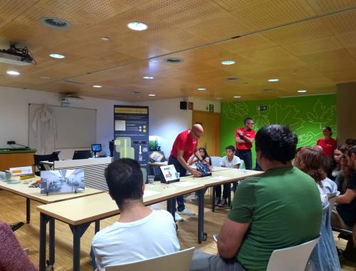 Miguel Zabala explicando los circuitos electrónicos en el taller del CosmoCaixa