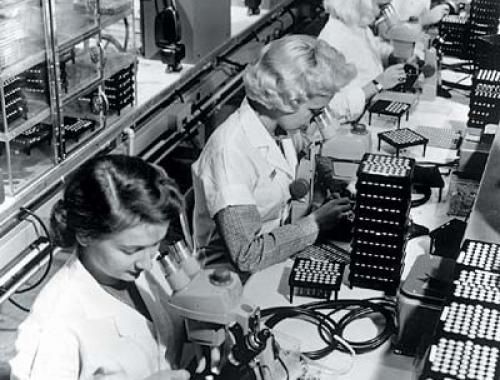 Women working at Western Electric