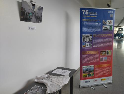 Contigut de l'exposició La revolució silenciosa a l'ETSEIB-UPC, roll-up i sala blanca