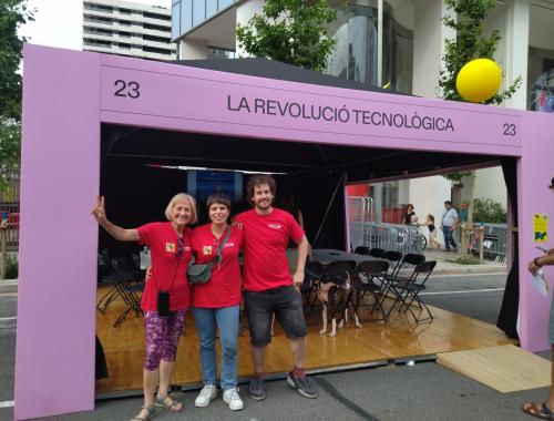 Personal investigador de l'IMB-CNM posant a l'stand de la Festa de la Ciència 2023 