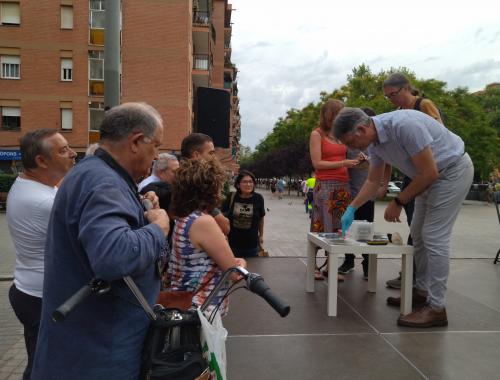 Persones interessades fent preguntes després de la xerrada de la Festa de la Ciència 2023 