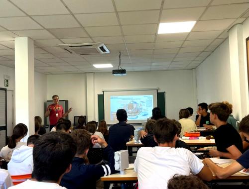 Xavier Perpiñá dando una charla en el Liceu Politècnic de Sant Cugat