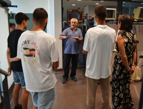Jordi Sacristan hace el recorrido guiado por el espacio museístico junto al alumnado