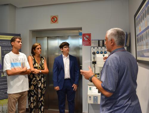 Jordi Sacristan hace el recorrido guiado por el espacio museístico junto al alumnado