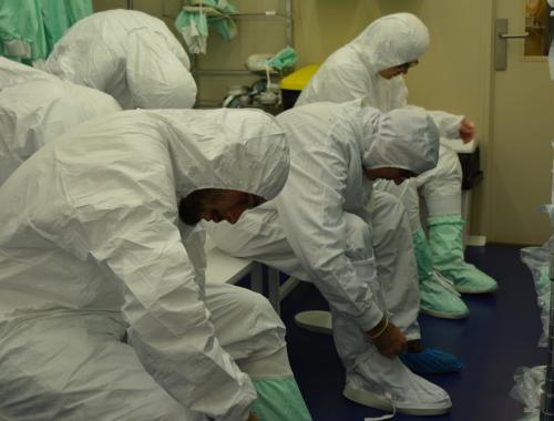 El alumnado se viste, cubriéndose completamente, para poder entrar en la Sala Blanca de Micro y Nanofabricación