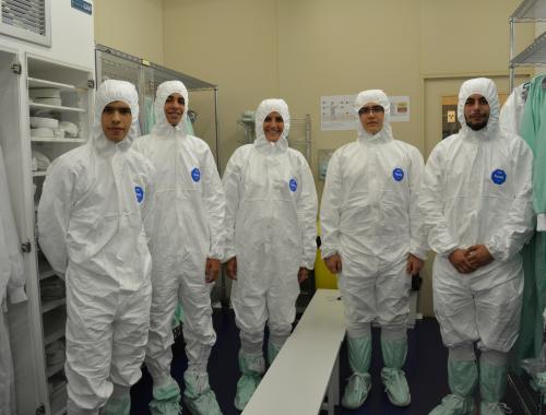 Grupo de alumnos vestidos para entrar en Sala Blanca