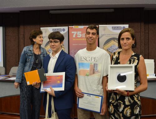 Cecilia Jiménez entrega y posa con los premiados de Bachillerato, de Las Palmas de Gran Canaria, junto a la profesora Olga Gonzalo