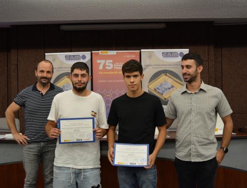 David Sánchez entrega y posa con los premiados de Ciclos formativos, de Manresa, junto al profesor Alexandre Pérez