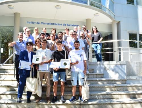 Foto de grupo en la entrada del instituto con todos los premiados y personas del equipo coordinador del proyecto