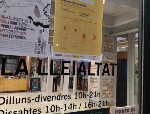 Cartell de l'exposició a l'ingrès de la Lleialtat Santsenca