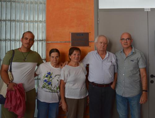 Família de la Isabel Montero a la placa de la seva sala de reunions