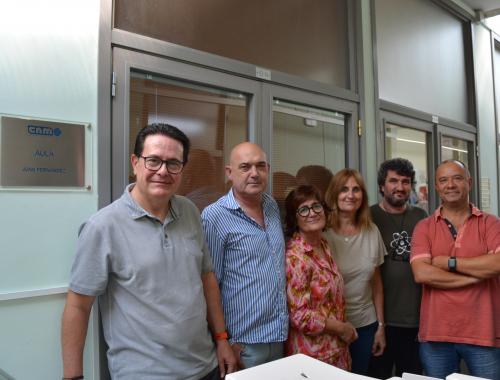 Amistats de Juan Fernández a la placa de la seva sala de reunions