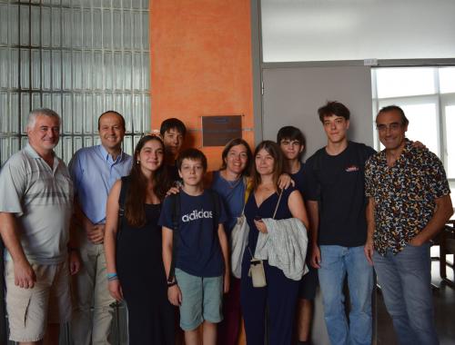 Família de la Tere Osés a la placa de la seva sala de reunions