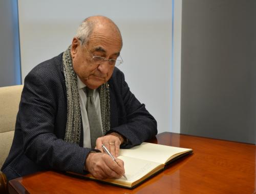 El conseller Joaquim Nadal deixa la seva signatura al llibre d'honor de l'IMB-CNM
