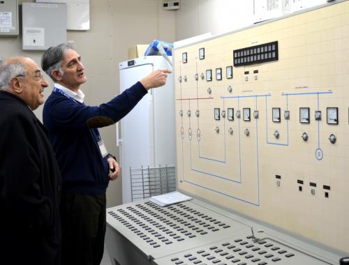 El conseller Nadal i Luis Fonseca a la Sala Blanca de Micro i Nanofabricació, devant d'un quadre elèctric