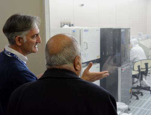 El conseller Nadal i Luis Fonseca a la Sala Blanca de Micro i Nanofabricació, àrea de Gravats Humits