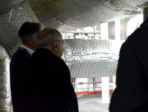 El conseller Nadal i Luis Fonseca a la Sala Blanca de Micro i Nanofabricació, zona de tubs de ventilació