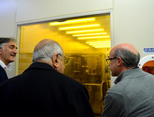 El conseller Nadal, Luis Fonseca i Miguel Zabala a la Sala Blanca de Micro i Nanofabricació, àrea de Fotolitografia