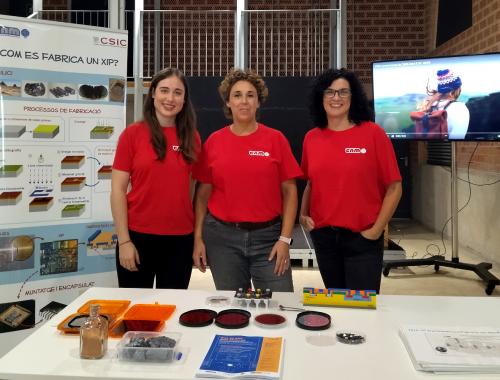 Eva Deltor, Nuria Torres i Marta Duch a la Lleialtat Santsenca i els materials del taller microelectrònic