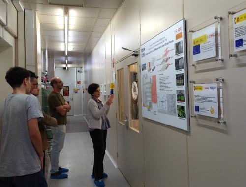 Cecilia Jiménez fent visita guiada a l'exterior de la Sala Blanca