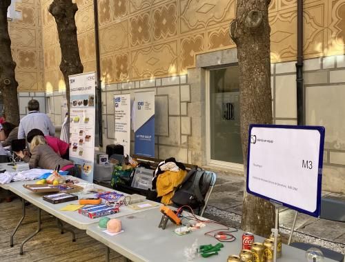 Estand amb taller "Recarrega't!" a la fira Ciència en equip de Girona