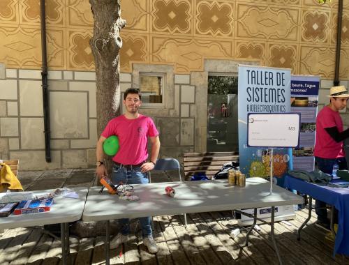 Marc Navarro al taller "Recarrega't!" a la fira Ciència en equip de Girona