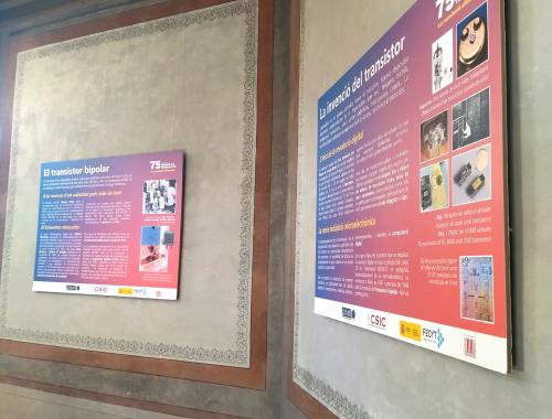 Dos panells informatius de l'exposició La revolució silenciosa a la RACAB