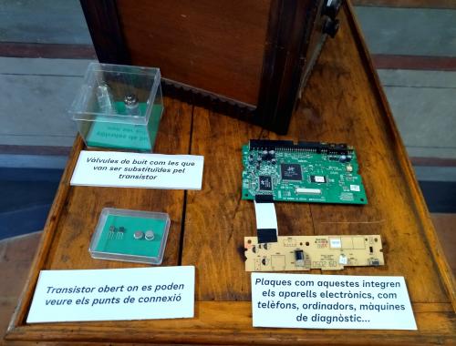 Mostra de vàlvules, transistors i PCB de l'exposició La revolució silenciosa a la RACAB