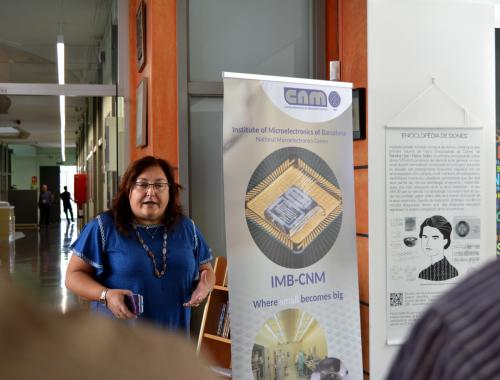 Núria Salán introdueix la visita guiada a l'Enciclopèdia de Dones STEAM a l'IMB-CNM
