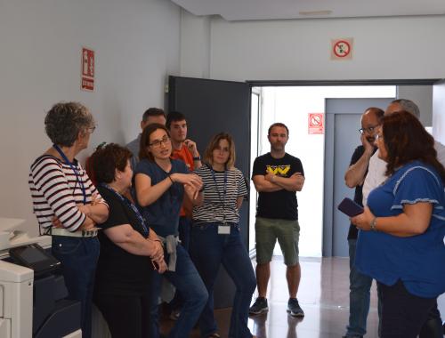 Núria Salán i Elisabet Prats a un passadís de l'IMB-CNM amb públic amb motiu de l'Enciclopèdia de Dones STEAM a l'IMB-CNM